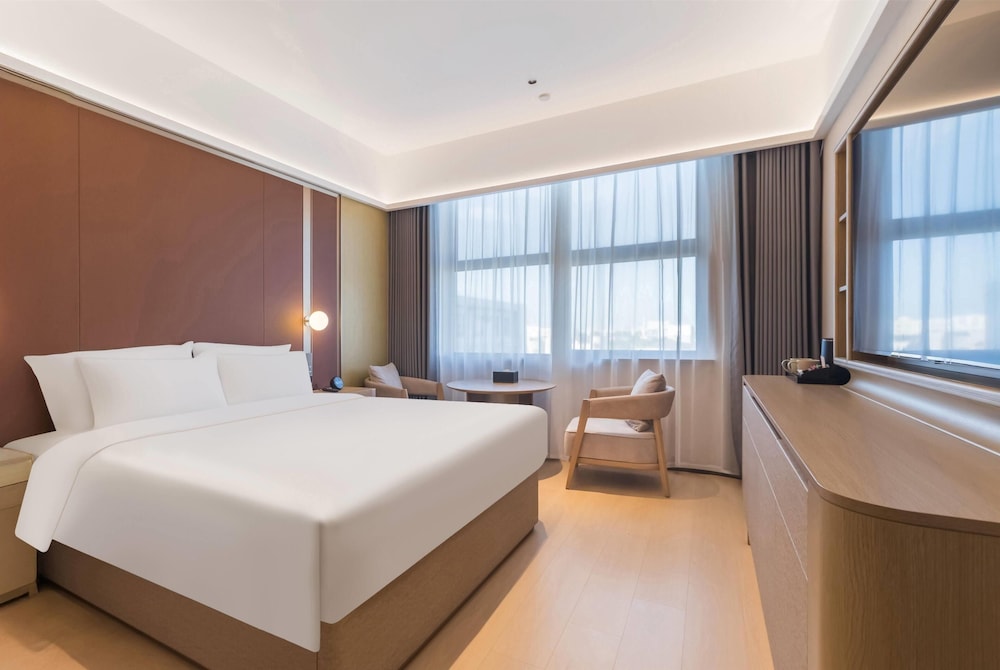 DELUXE, KING BED