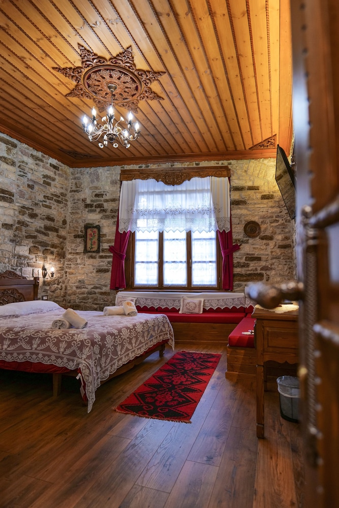 Bineri Hotel Gjirakastra 43/52