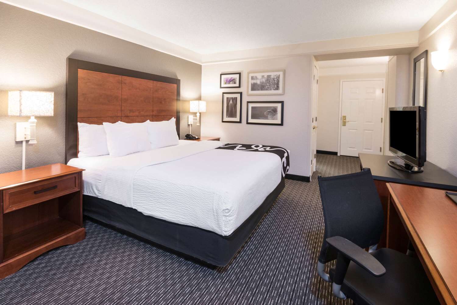 La Quinta Inn & Suites by Wyndham San Antonio Riverwalk 12/53