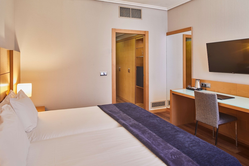 Standard, Single, 3 Beds, with Extra Bed, Silken Ciudad de Vitoria Hotel 7/10