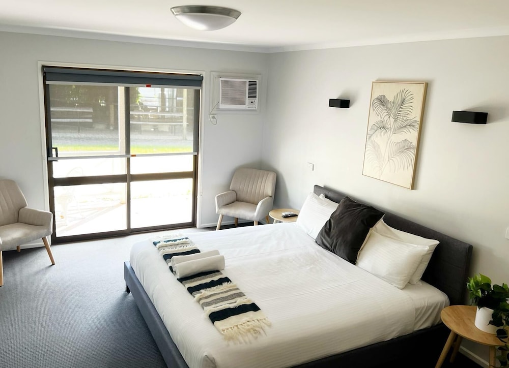 Lake Hume Resort 11/50
