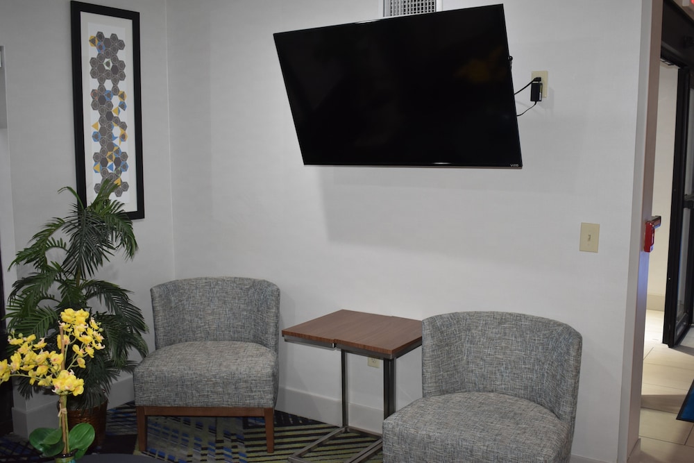 Holiday Inn Express Hotel Suites Mcpherson 48/64