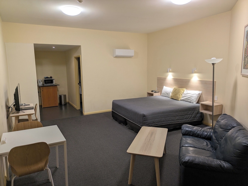 Mayfair Plaza Motel 42/53
