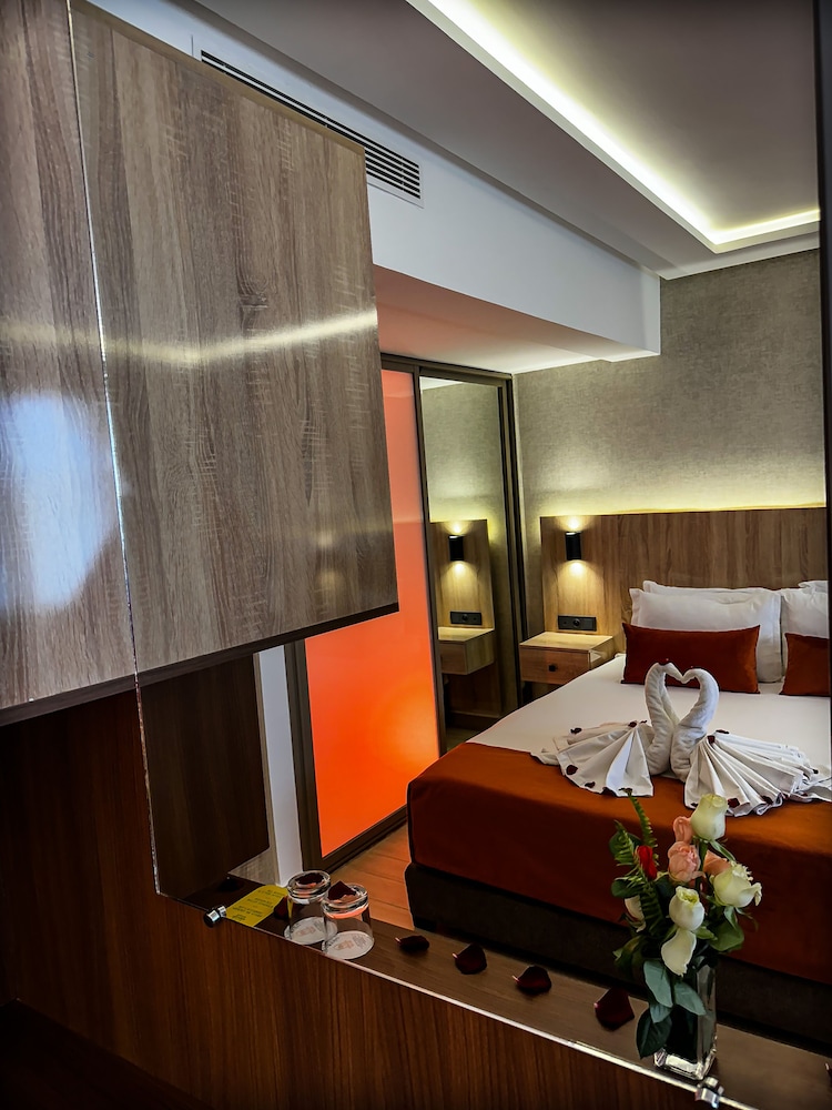 Comfort, Twin Beds, Queen Bed, City View, Sofa
