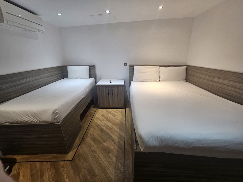 SEMI BASEMENT, FAMILY, NO WINDOW, GROUND FLOOR
