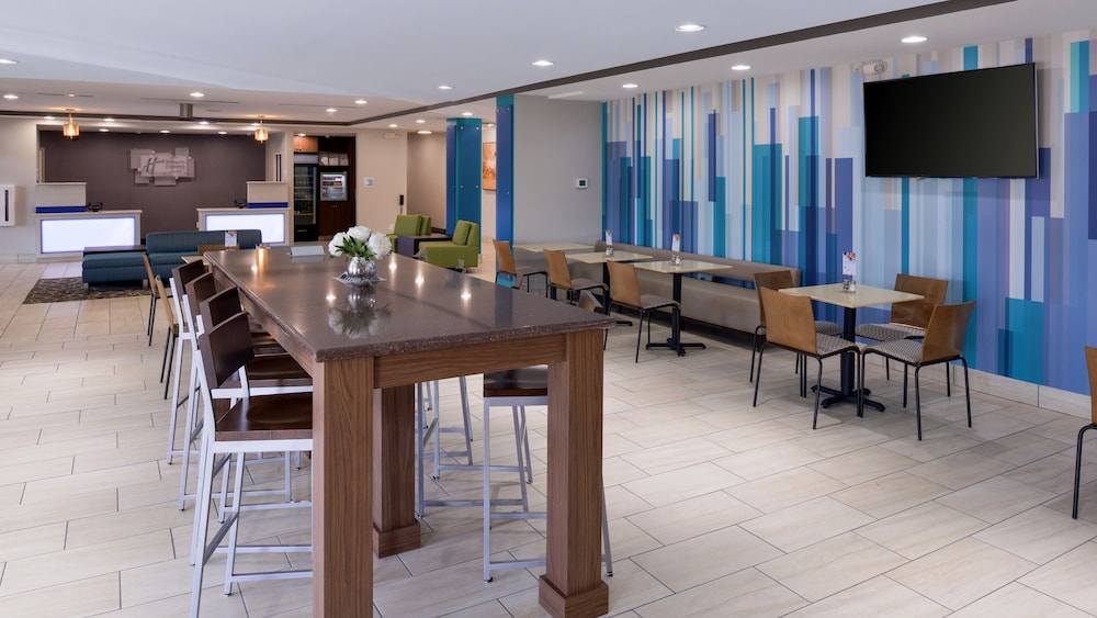 Holiday Inn Express & Suites Lexington - Hamburg Area 37/47