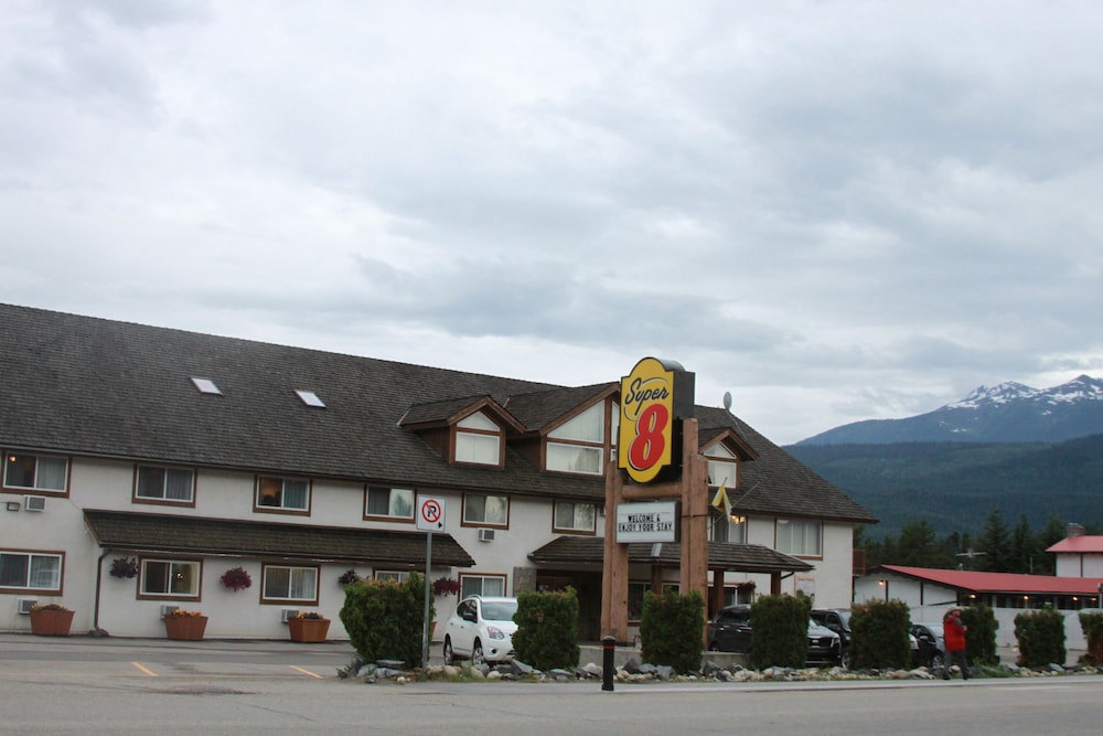 Super 8 by Wyndham Valemount 2/33