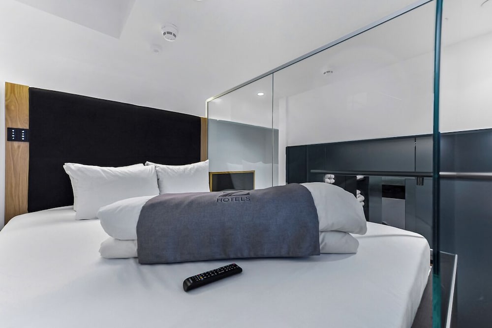 Family, 2 Queen Beds, No Window