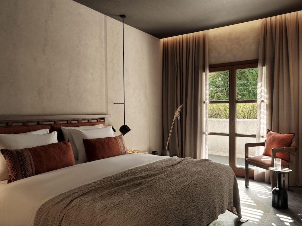 TROPICAL, RETREAT, KING BED