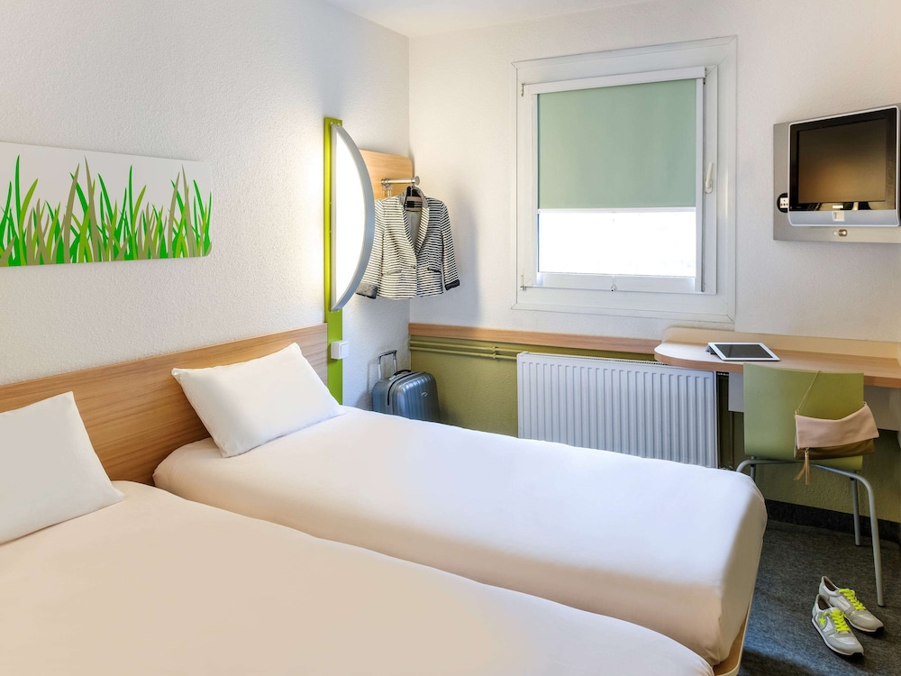 ROOM, TWIN BEDS
