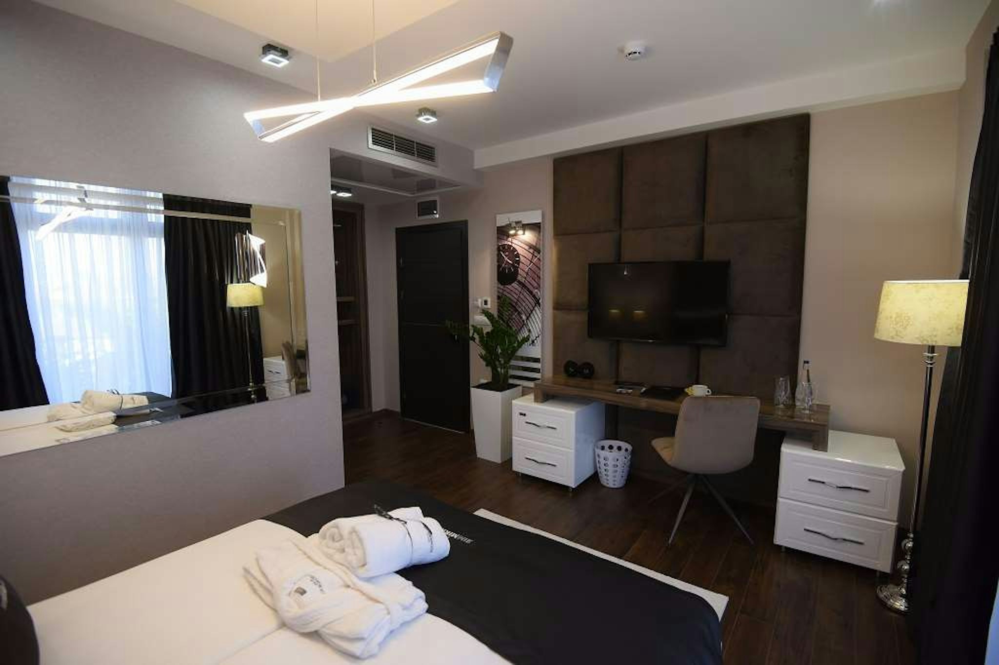 Mirror Hotel 13/38