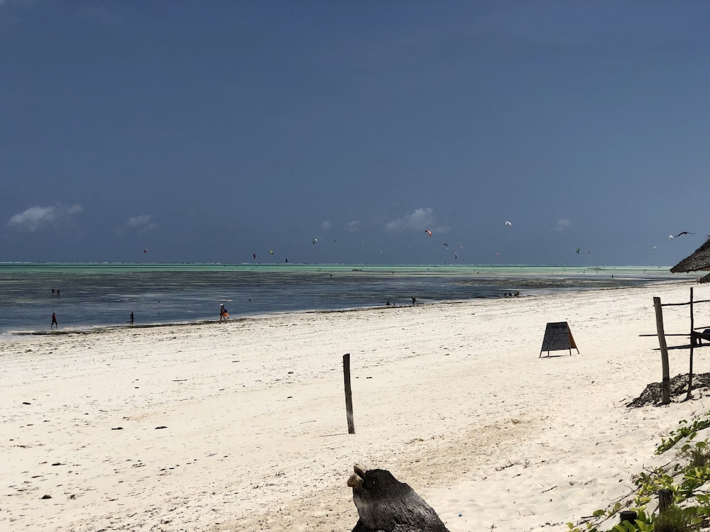 Blue Earth Beach Bungalows 52/72