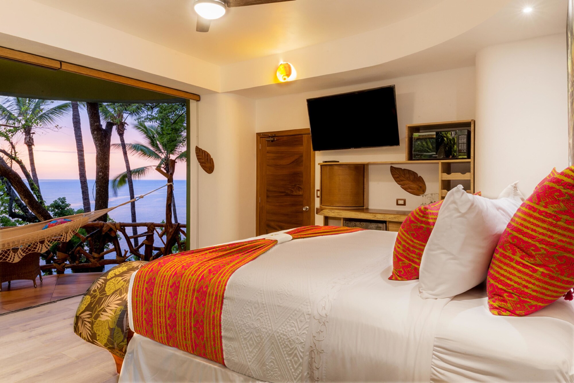 Love Nest, Jungle, King Bed, Ocean View