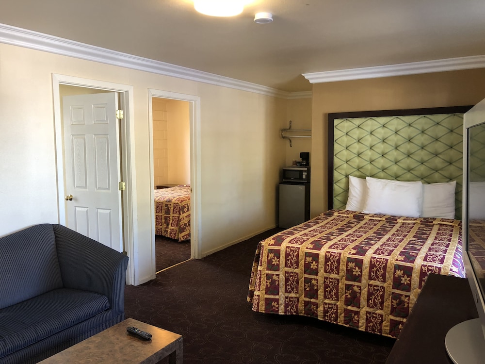 Lamplighter Motel 8/50