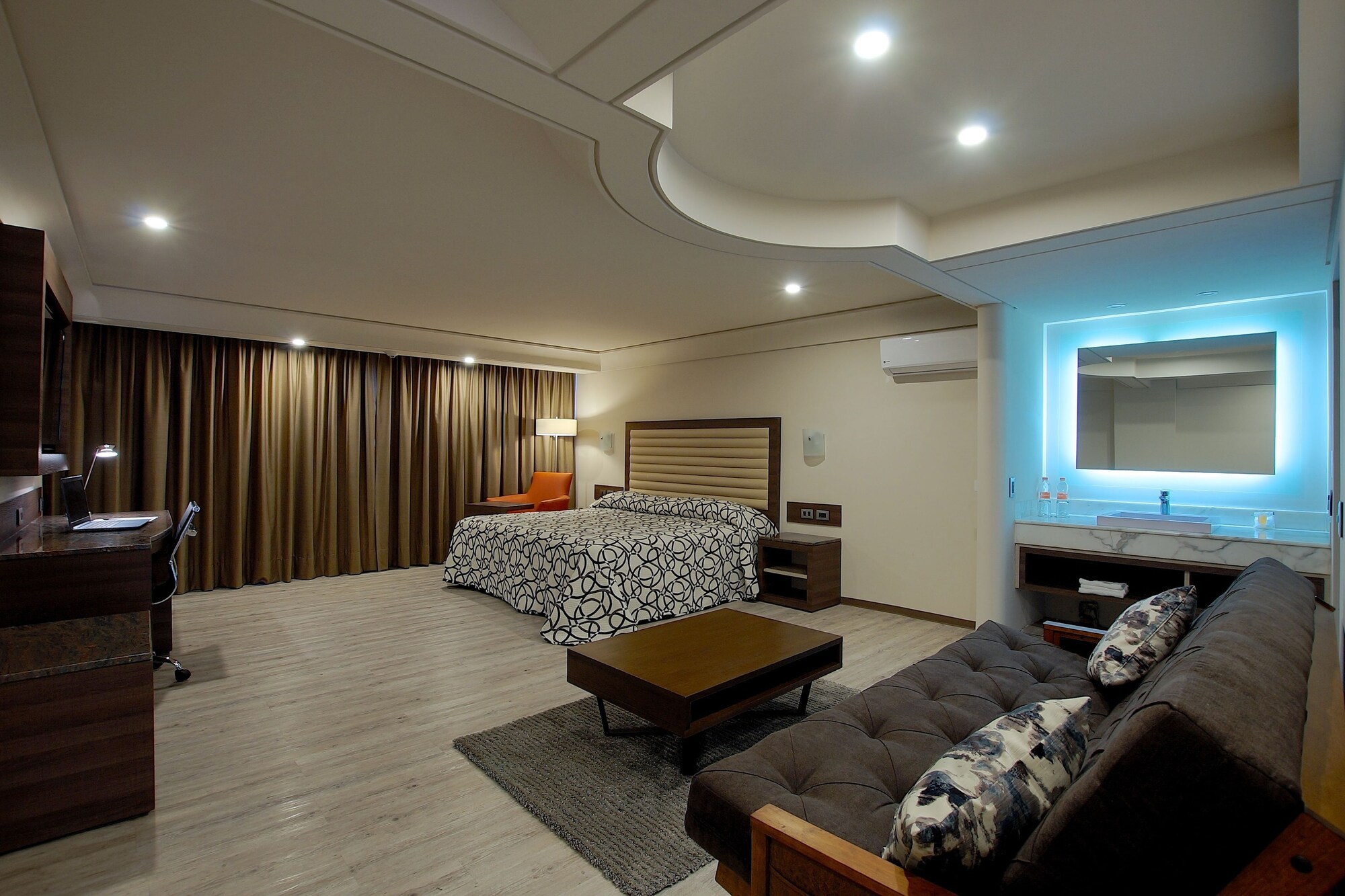 DELUXE, SUITE, KING BED