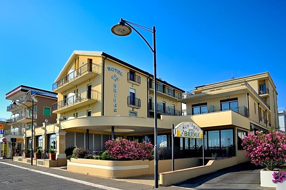 Hotel Bridge 4/41