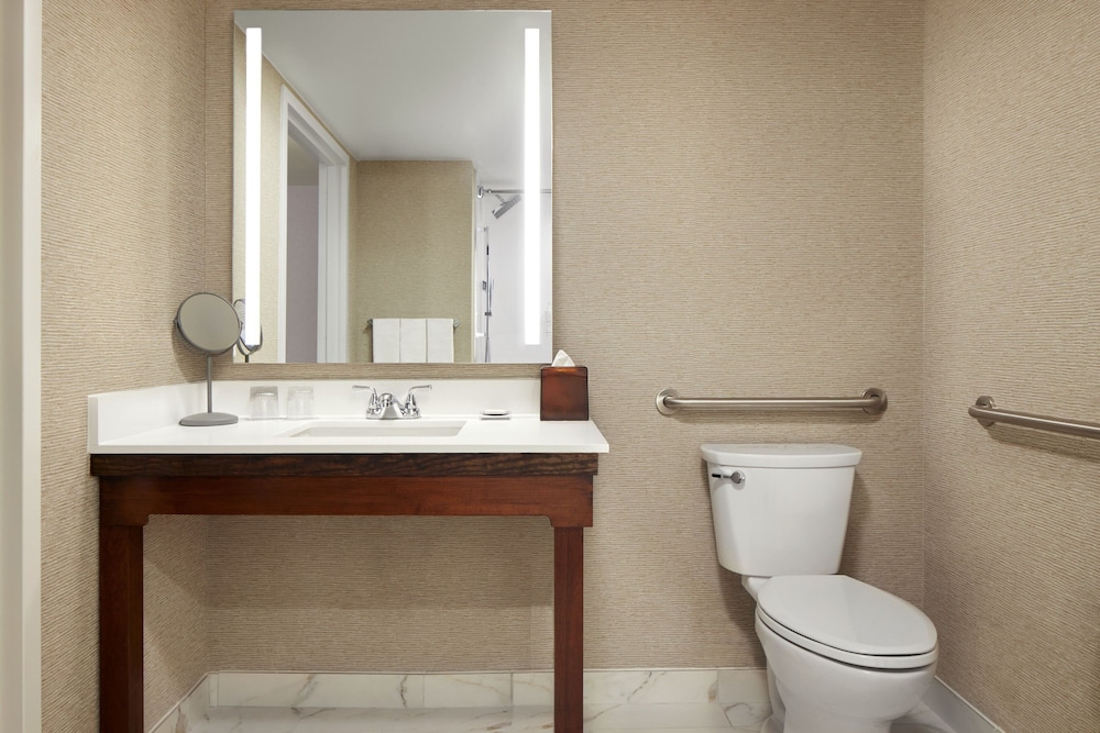 1 Bedroom, Marquis, Suite, King Bed, Executive Level, Sofa, Accessible