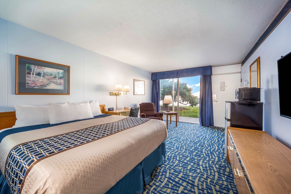 Hospitality Inn & Suites 12/37