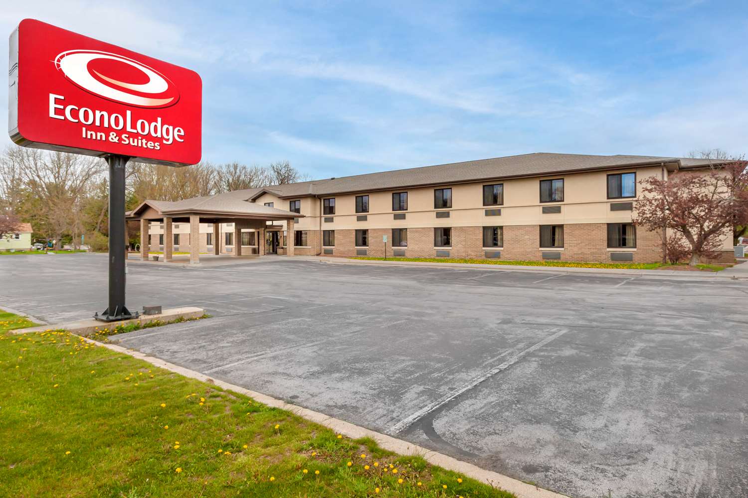 Econo Lodge Inn and Suites Oconto WI 29/30