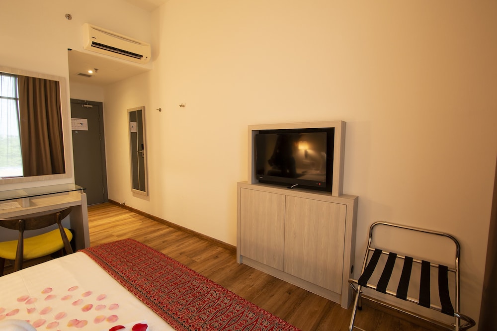 AZ HOTEL & SERVICED APARTMENTS 11/36