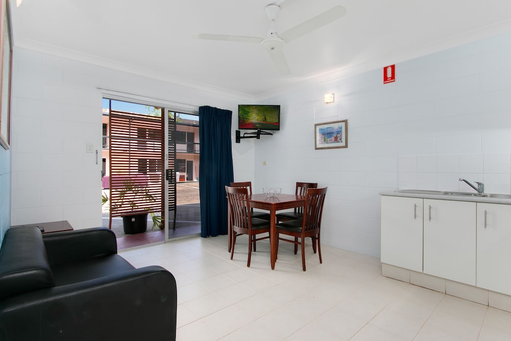 CAIRNS CITY PALMS 51/59