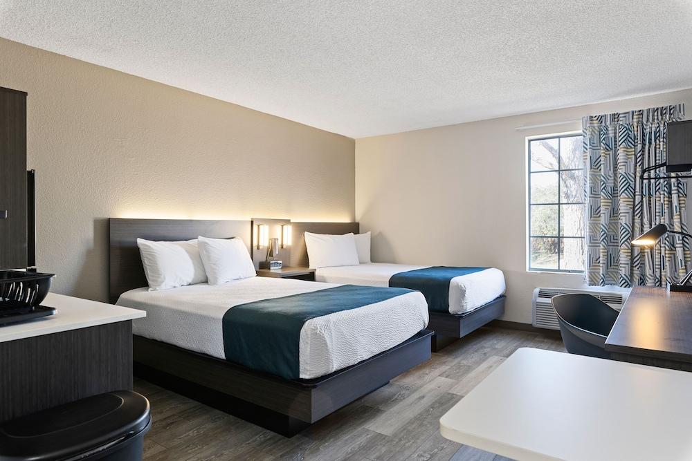 STANDARD, 2 DOUBLE BEDS, KITCHENETTE