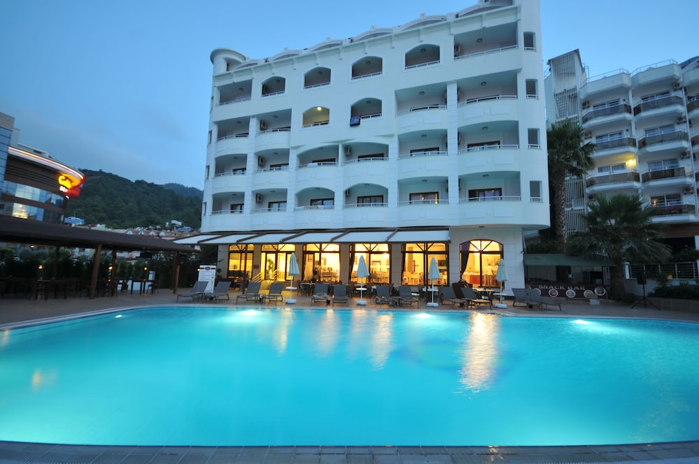 My Dream Hotel 4/70