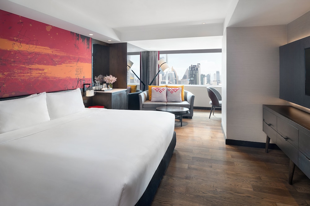 DELUXE, KING BED, BATHTUB