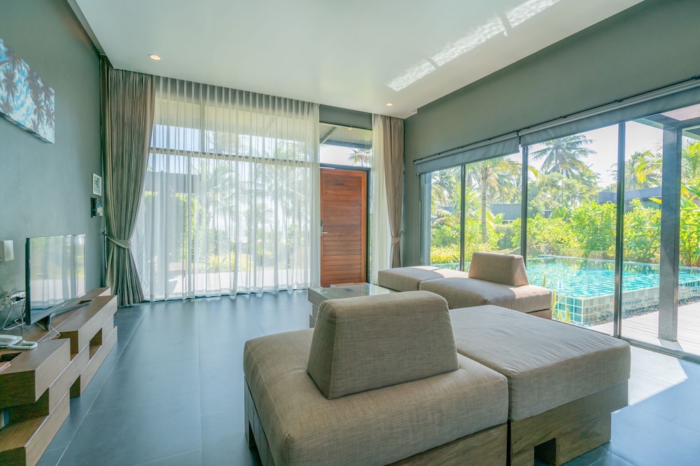 SEAnery Beach Resort 38/66