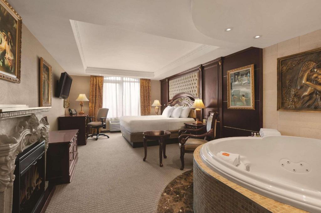 Upgrade, Suite, King Bed, Radisson Hotel Toronto Airport West 5/5