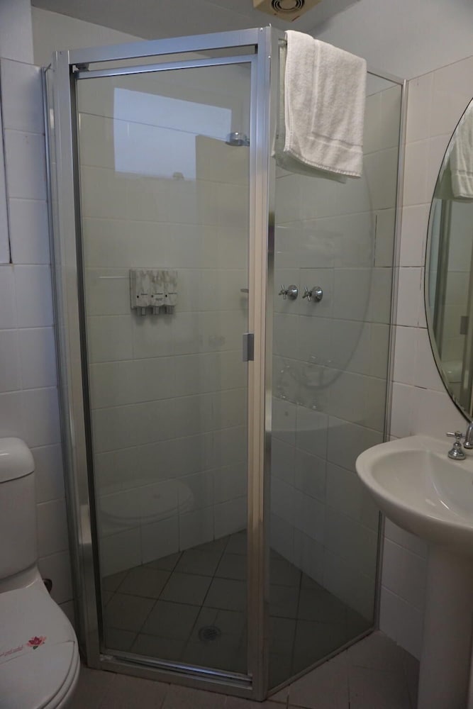 SAVOY DOUBLE BAY HOTEL 40/44