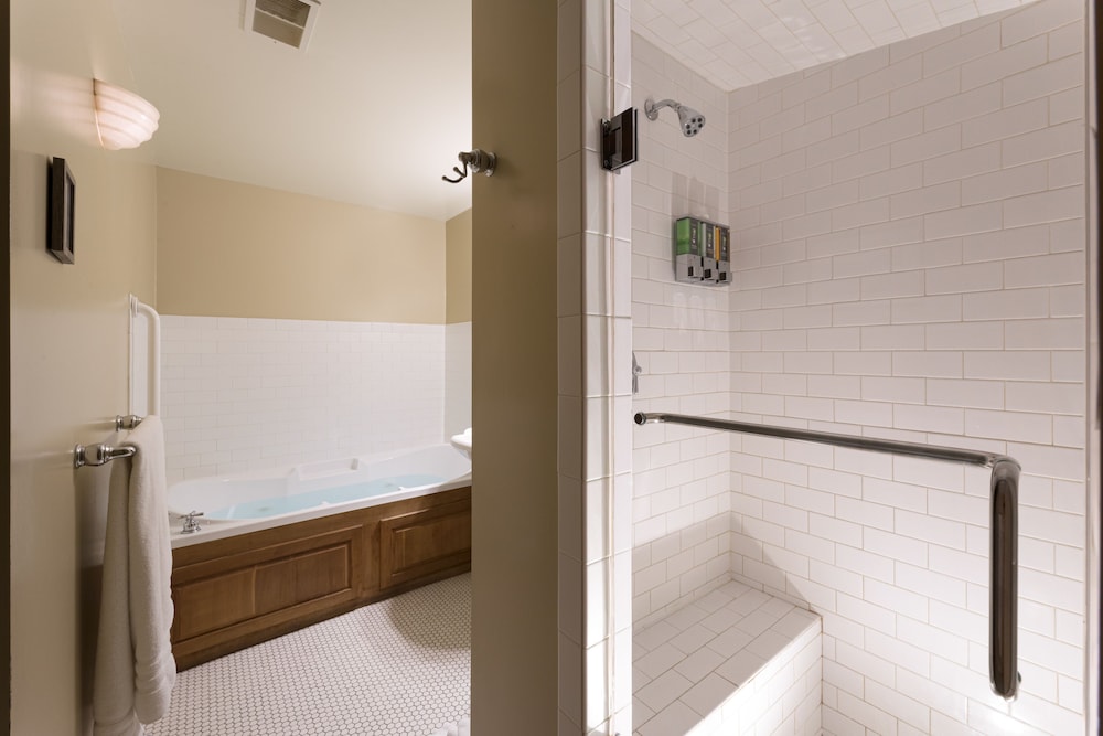Lake Pointe Inn 50/50