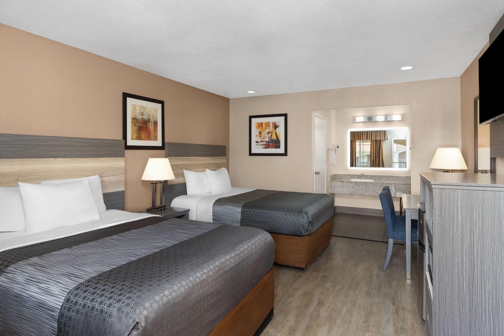 Room, 2 Queen Beds, Pool Side