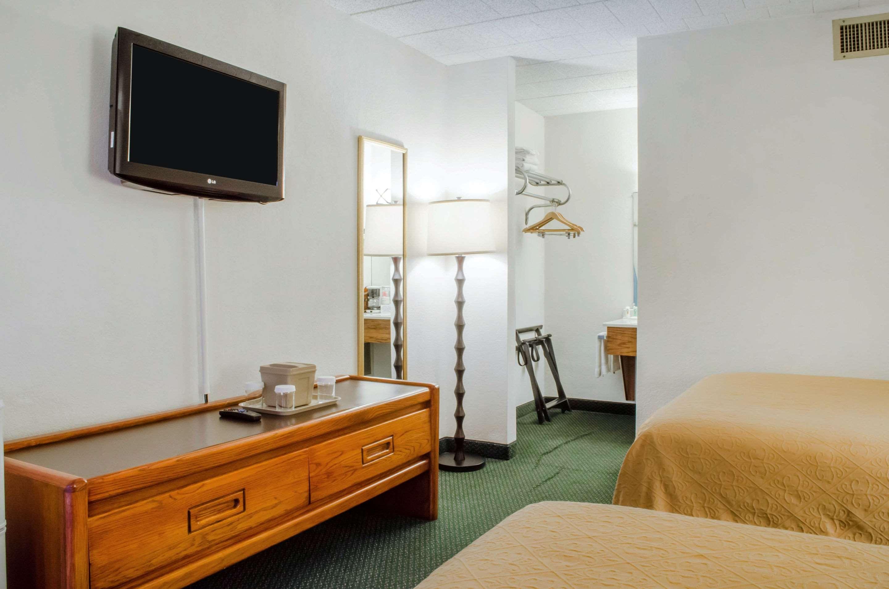 Quality Inn & Suites Burnham, PA 17/36