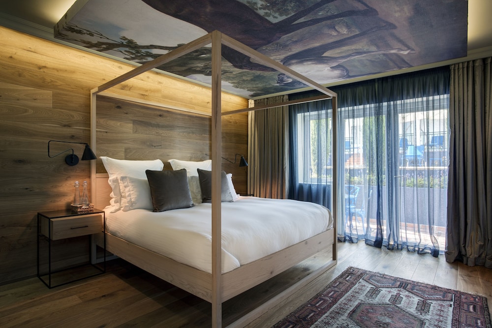 Suite, King Bed, Pool Side