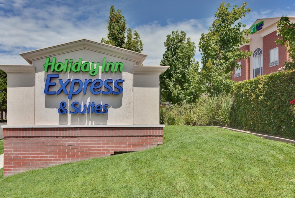 Holiday Inn Express Suites Rancho Cucamonga 3/57