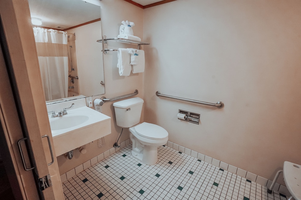 Lamplighter Inn Suites North 23/25