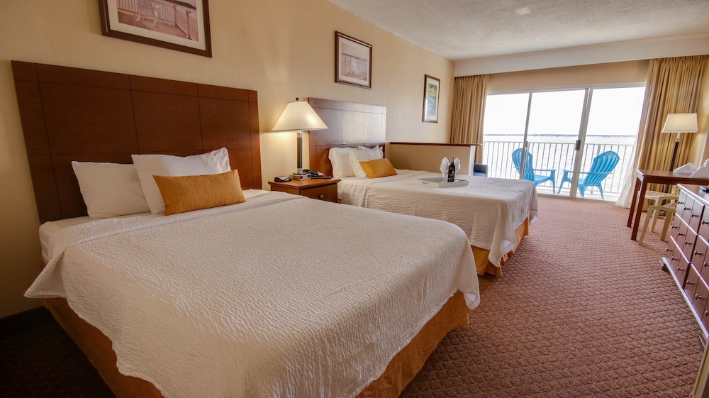 Efficiency, Deluxe, 2 Queen Beds, Bay View, Sofa, South Building
