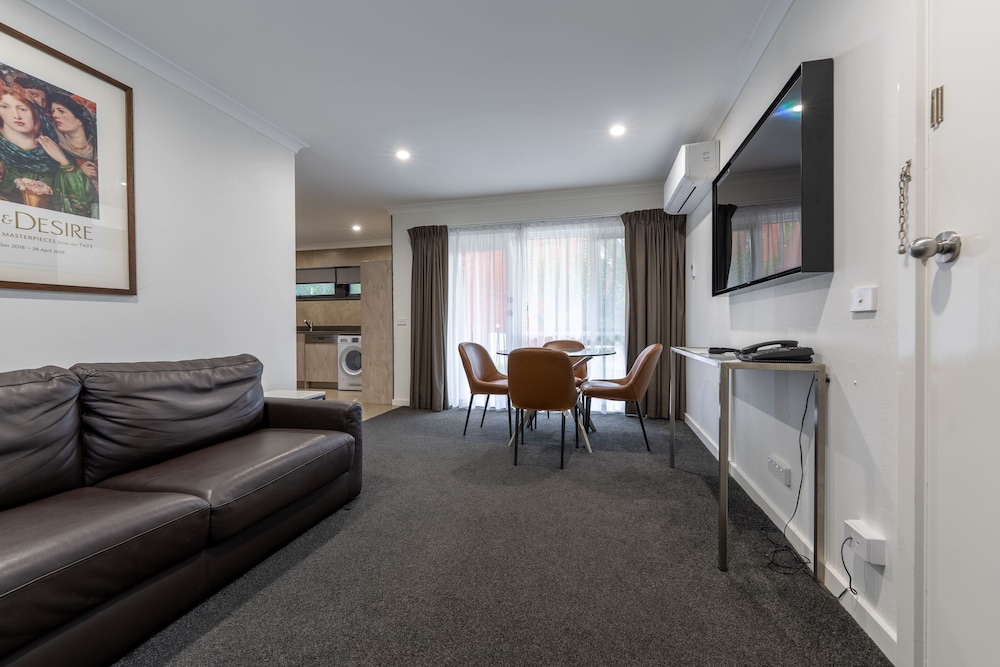 FORREST HOTEL AND APARTMENTS 42/68