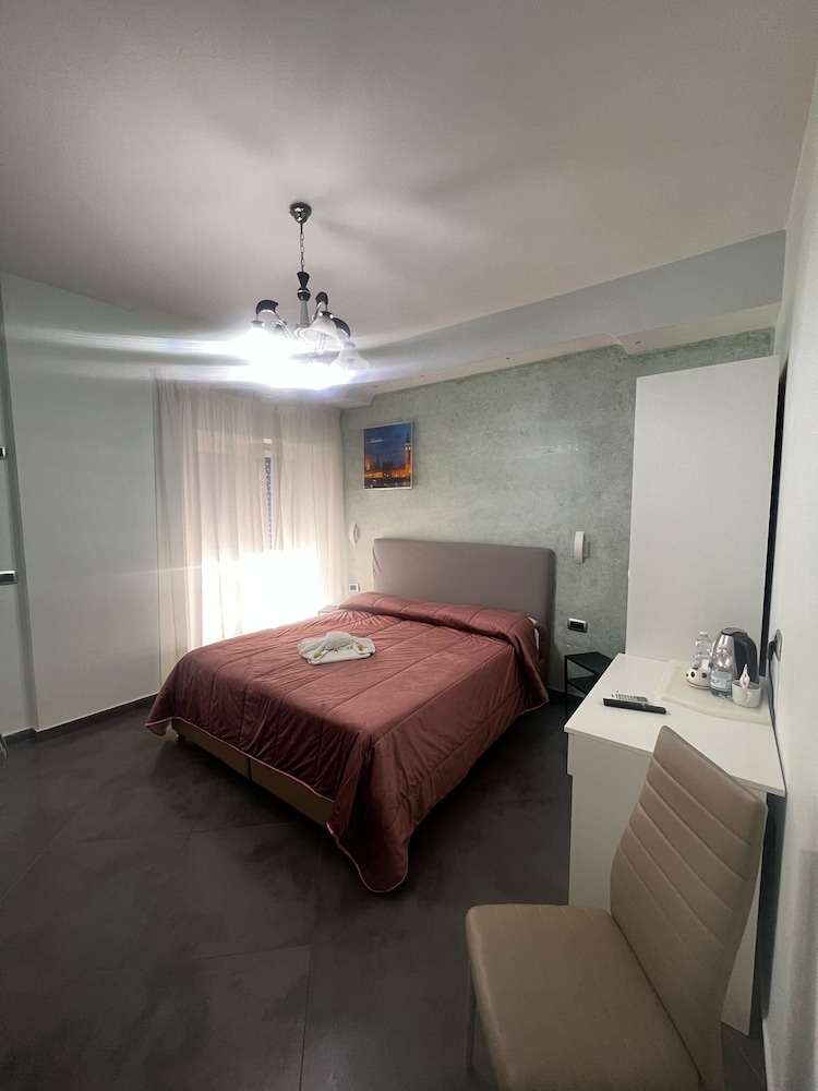 FAMILY, TOWN HOUSE, QUEEN BED