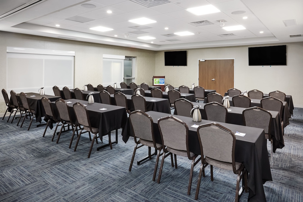 Holiday Inn Express And Suites Chicago North Shore Niles 53/57