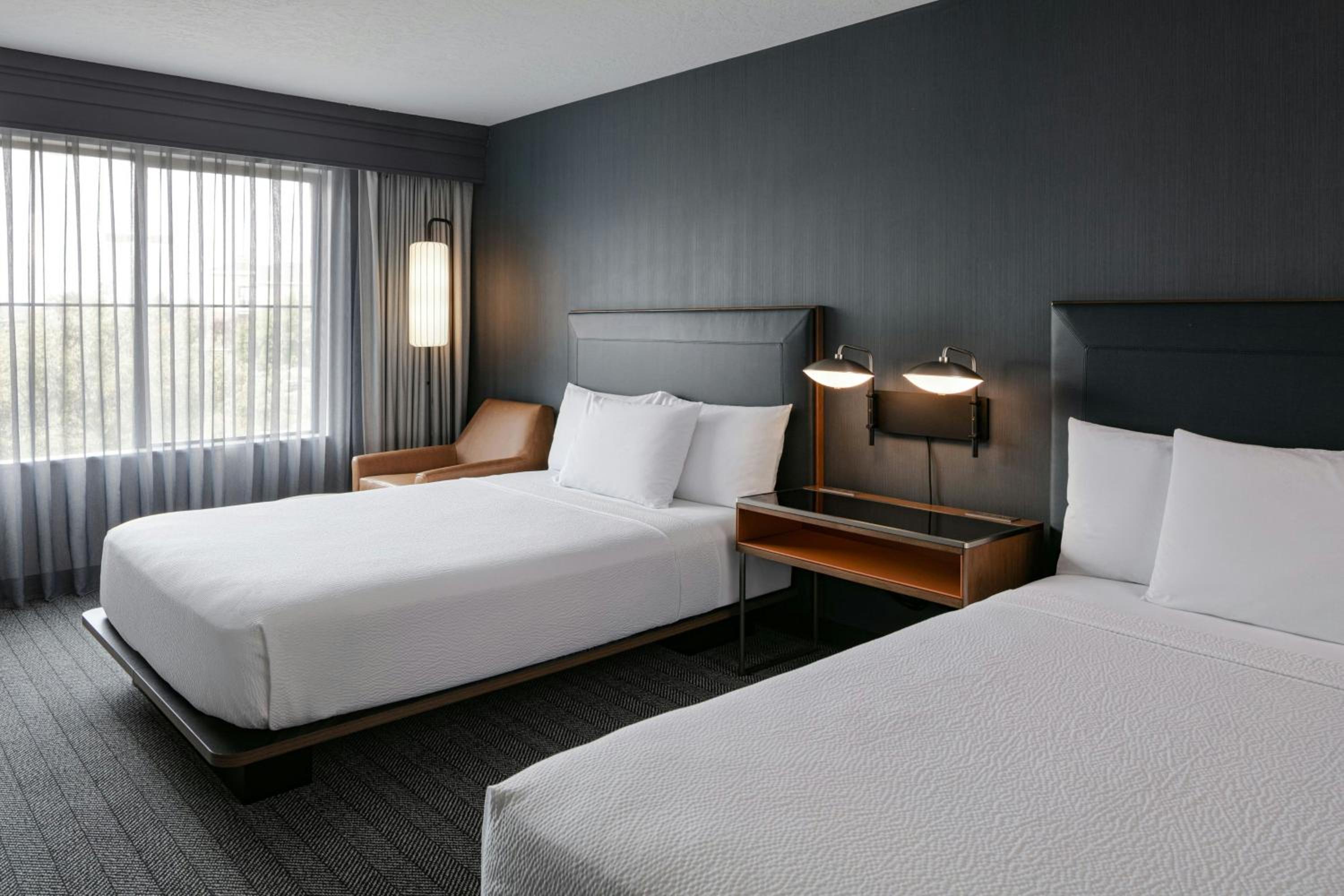 Room, 2 Queen Beds, Bathtub, Accessible