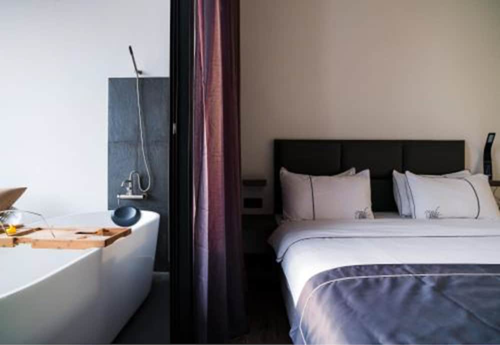 White Boutique Hotel and Residences 28/72