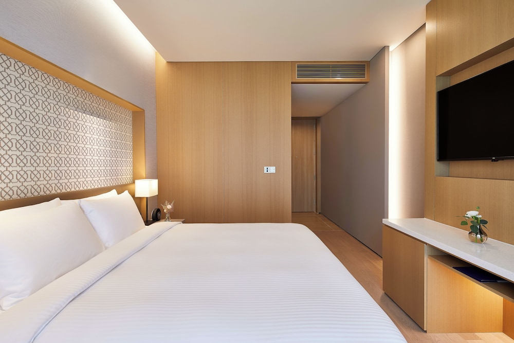 Skypool, Water, Superior, King Bed, Water Park View