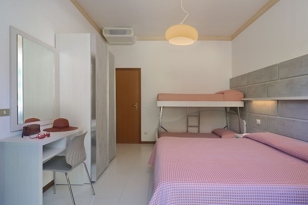 Room, Quadruple, 1 Queen and 1 Bunk Bed