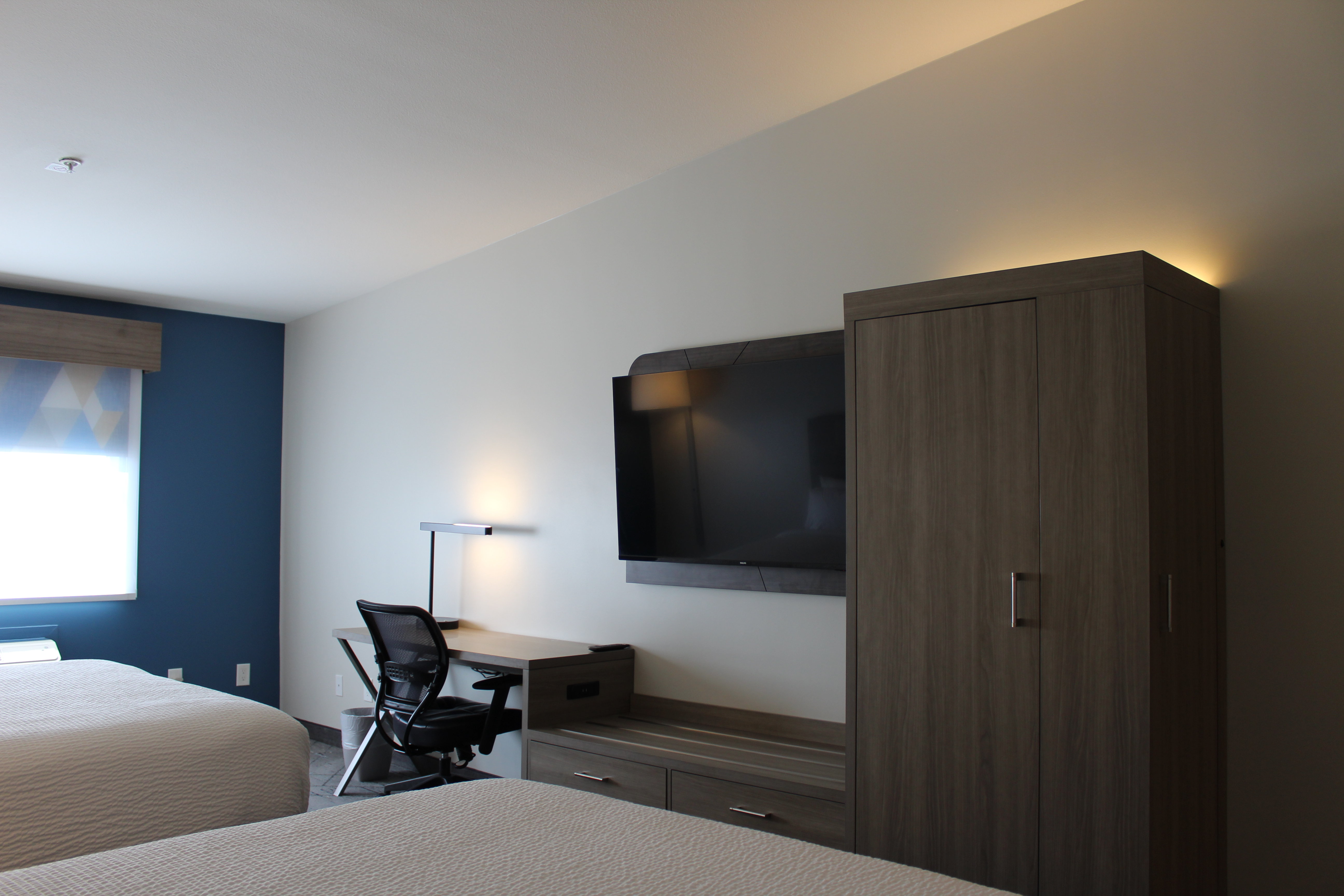 Holiday Inn Express Bakersfield 31/33
