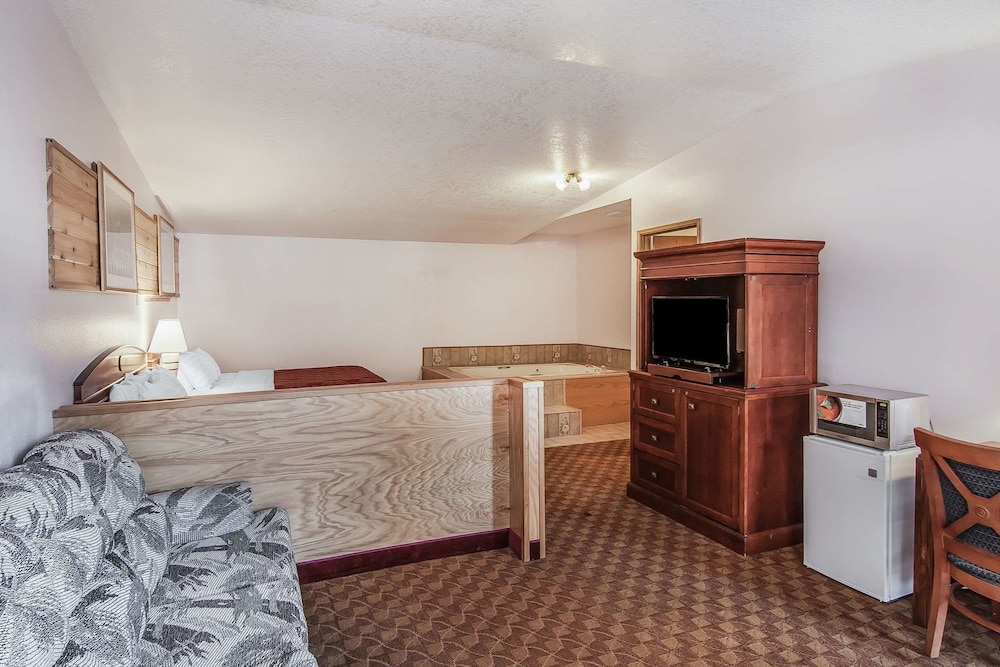 Econo Lodge Inn & Suites Madras 32/41
