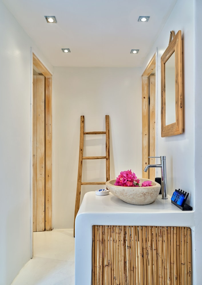 Zefi Hotel & Suites 20/75