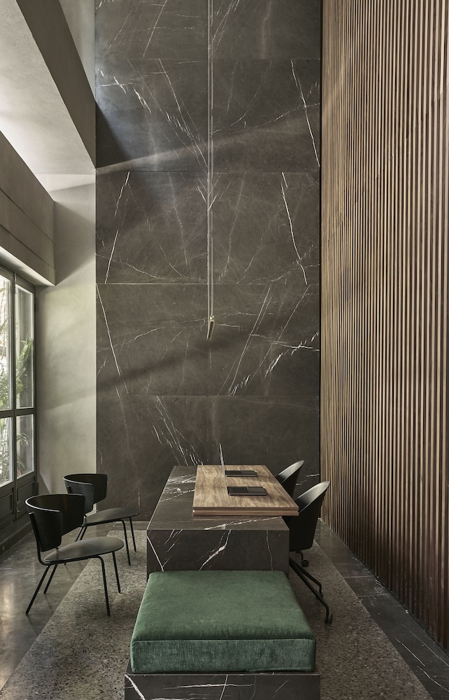 Perianth Hotel 44/61