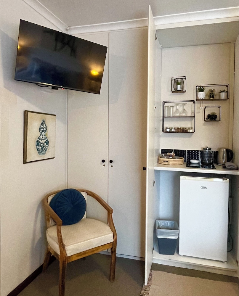Dolphin Circle Bed and Breakfast 30/50